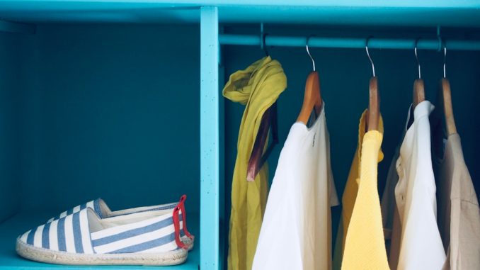Tips för att organisera och rengöra garderober illustration